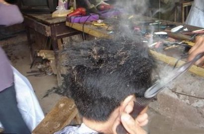 Video Viral, Tukang Cukur Ini Rapikan Rambut Pelanggan Pakai Besi Panas