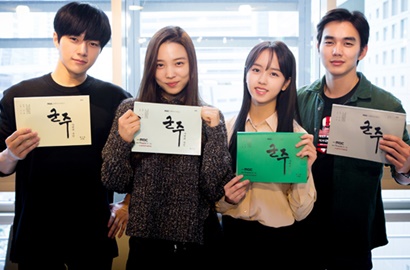 L-Yoo Seung Ho Adu Ganteng Jadi Raja, Kim So Hyun Cantik Maksimal di BTS 'Ruler'