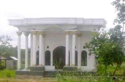 Rumah Bak Istana Ini Viral di Medsos, Ternyata Bagian Sampingnya Bikin Terkecoh