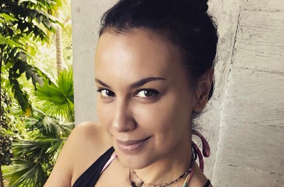 Cuma Pakai Bikini, Foto Seksi Sophia Latjuba Ini Tuai Pro Kontra