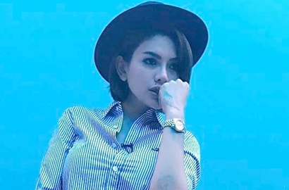 Foto Selfie Bahagia Saat Ziarah Makam Ayah, Nikita Mirzani Banjir Hujatan
