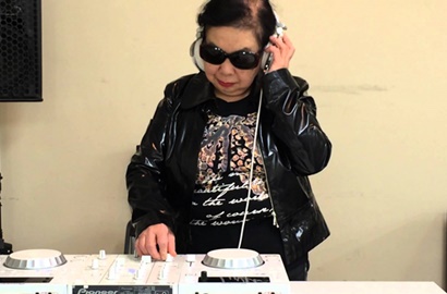 Tetap Enerjik di Kala Tua, Begini Aksi Seru Penampilan DJ Berusia 82 Tahun