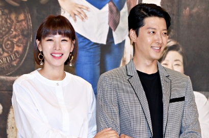 Santai Tanpa Make Up, Begini Gaya Kencan Lee Dong Gun-Jo Yoon Hee di Hawaii