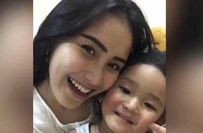 Anak Ayu Ting Ting Asyik Nyalon, Alis dan Lipstik Merah Jadi Sorotan