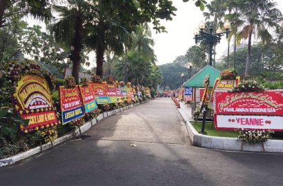 Karangan Bunga Semakin Penuhi Balai Kota, Netizen Heboh #GombalinAhok