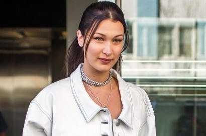 Pasang Muka Galak, Bella Hadid Tetap Seksi Menggoda Dalam Balutan Bikini