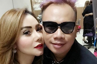 Pakai Gaun Pengantin, Femmy Permatasari Diam-Diam Nikahi Vicky Prasetyo?