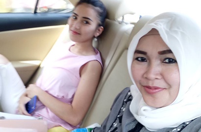 Ibu Ayu Ting Ting Umrah, Netizen: Doain Anaknya Biar Dapat Jodoh Single