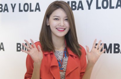 Tiba di Bali, Sooyoung SNSD Tersenyum Cerah Disambut Fans di Bandara