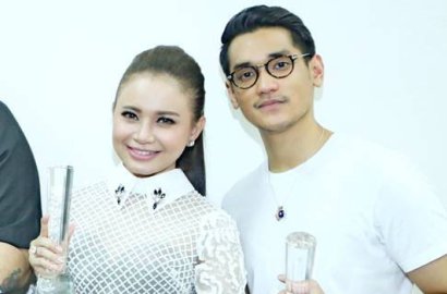 Makin Intim, Rossa Pamer Aksi Bersandar Manja ke Afgan di Atas Balon Udara