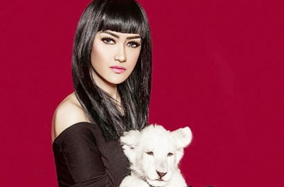 Dijenguk Rio Motret, Julia Perez Minta Difoto Full Makeup Lagi