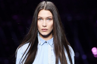 Jalan-Jalan Pakai Baju Gaya Futuristik, Bra Bella Hadid Mengintip Keluar