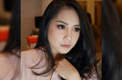 Nagita Tidur Manja di Ranjang dan Seksi Pamer Bahu, Raffi Diejek Pencitraan