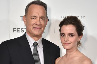 Pakai Gaun Belahan Tinggi, Kaki Mulus Emma Watson Bikin Mata Tom Hanks Melotot