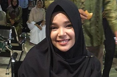 Sukses Oki Setiana Dewi, Dewi Sandra Juga Berniat Jadi Ustadzah?