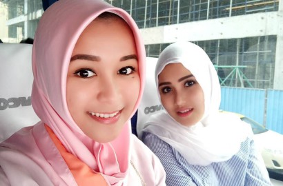 Tangan Pria Bergaya Om-Om Nyasar ke Dada Adik Ayu Ting Ting, Netter: Awas Hamidun