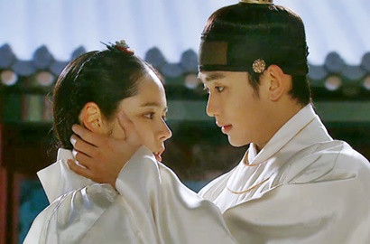 MBC Ajak Baper Rilis Kompilasi Adegan Romantis Kim Soo Hyun di 'Moon Embracing Sun'