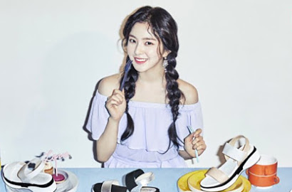 Jadi Model Iklan Sepatu, Irene Red Velvet Malah Bikin Nggak Fokus