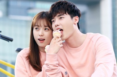 Keren, 'W' Lee Jong Suk Diam-Diam Menang Penghargaan Internasional