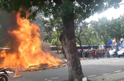 Aksi Hari Buruh, Karangan Bunga Ahok di Balai Kota Dibakar
