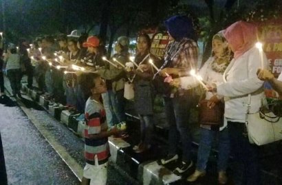 Tak Terima Karangan Bunga Dibakar, Pendukung Ahok-Djarot Nyalakan 1000 Lilin di Balai Kota