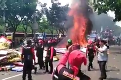 Ini Alasan Serikat Buruh Bakar Karangan Bunga Ahok-Djarot