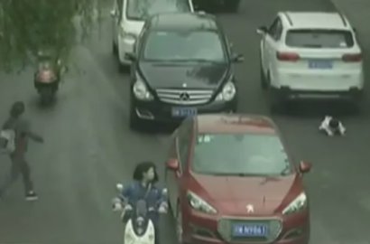 Seakan Miliki Banyak Nyawa, Bayi Ini Selamat Meski Sudah 2 Kali Ditabrak Mobil