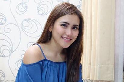 Tiru Pakai Roll Rambut Ala Nagita, Ayu Ting Ting 'Bohong' Tak Baca Komentar Haters