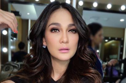 Luna Maya Cedera Otot Karena Salah Tonjok Saat Thai Boxing