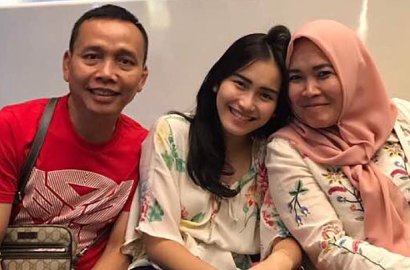 Fashion Ayah Ayu Ting Ting Saat Masak di Dapur Kalahkan Pesona Chef Arnold