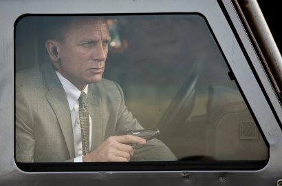 Sutradara Serial Populer 'Sherlock Holmes' Ditawari Garap Film 'Bond 25'