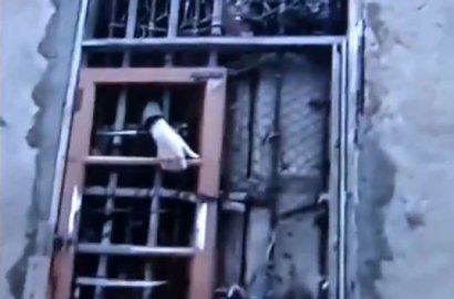 Diduga Kerasukan Setan, Pria Ini Dipenjara Orang Tua Selama 30 Tahun