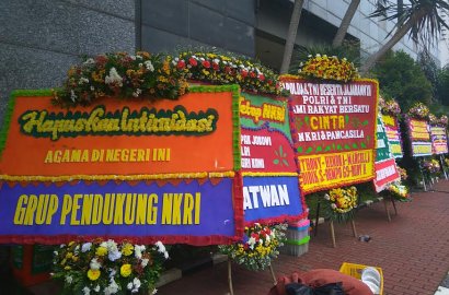 Tak Cuma Balai Kota, Mabes Polri pun Kebanjiran Karangan Bunga
