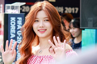Tanpa Park Bo Gum, Kim Yoo Jung Tebar Pesona di Red Carpet Baeksang
