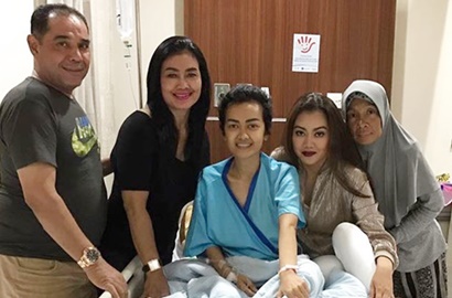 Wajah Ditutup Kain Hitam Saat Masuk Ruang Tindakan, Julia Perez Bikin Khawatir
