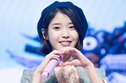 Hadiahi Fans Mikrofon Mahal Berharga Fantastis, IU Banjir Pujian Netizen
