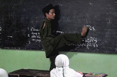 Mengajar Siswa Pakai Kaki, Pengorbanan Guru di Sumenep Ini Mengundang Simpati
