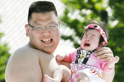 Kayak Nggak Ada Kerjaan, Beginilah Cara Menang dalam Festival Tangis Bayi di Jepang