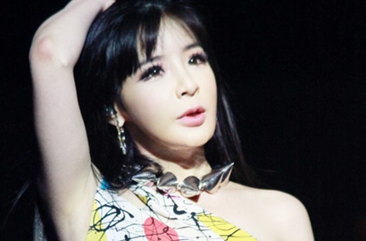 Netter Bandingkan dengan Foto Lawas, Park Bom Kembali Dituding Implan Pantat