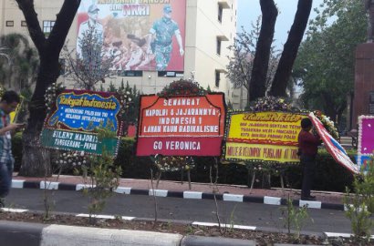 Karangan Bunga Buat Polri, Mulai Dari Satria Baja Hitam Hingga Tangkap Rizieq