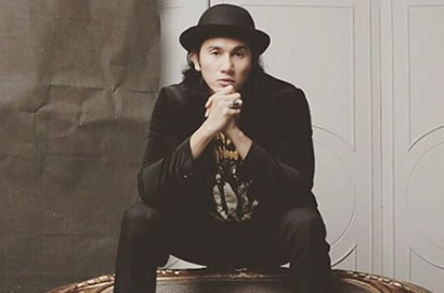 Perankan Chrisye, Vino Bastian Latihan Memainkan Piano Hingga Bass