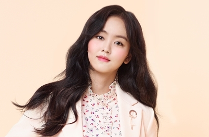 Tampil Manis, Kim So Hyun Siap Suapi Fans di Iklan Ayam Goreng