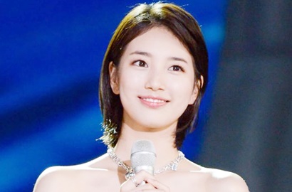 Paling Bersinar di Baeksang, Suzy Lebih Cantik Pakai Dress Navy Atau Pink?