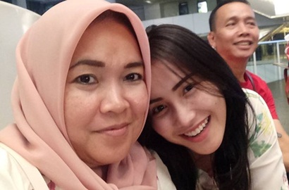 Dibelikan Cincin Tulisan Arab Saat Ibunya Umroh, Ayu Ting Ting Kebelet Nikah Lagi?