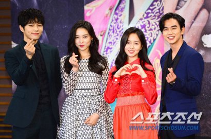 Pakai Sepatu Kaca, Kim So Hyun Diapit Yoo Seung Ho-L di Preskon 'Ruler'
