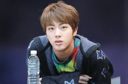 Lempar Boneka ke Kepala Jin BTS, Aksi Fans Ini Bikin  Army Ngamuk