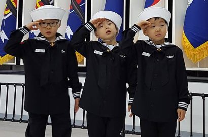 Bikin Gemas, Begini Cara Song Triplets Rayakan Hari Orang Tua