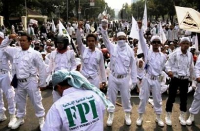 Pemerintah Bubarkan HTI, Publik Pertanyakan Nasib FPI