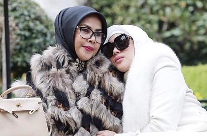 Pose Cantik Bareng Ibunda, Syahrini Dikritik Gara-Gara Belahan Dada