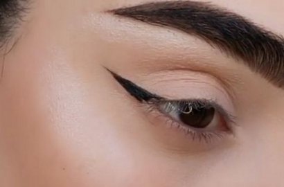 Nekat Pasang Eyeliner dengan Gunting, Beauty Bloger Dicerca Netter